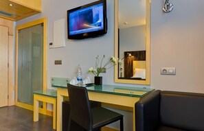 Zweibettzimmer | Wohnbereich | 32-Zoll-LCD-Fernseher mit Satellitenempfang, Fernseher