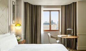 Suite – junior, 1 kingsize-seng, balkong | Sengetøy av topp kvalitet, minibar, safe på rommet og skrivebord