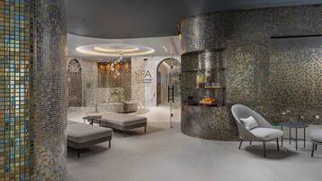 Un interior moderno con una zona de estar, un pilar decorativo y un muro de azulejos.