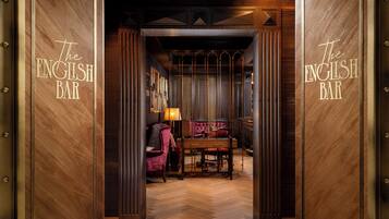 Un interior de madera con un letrero que dice "The English Bar".