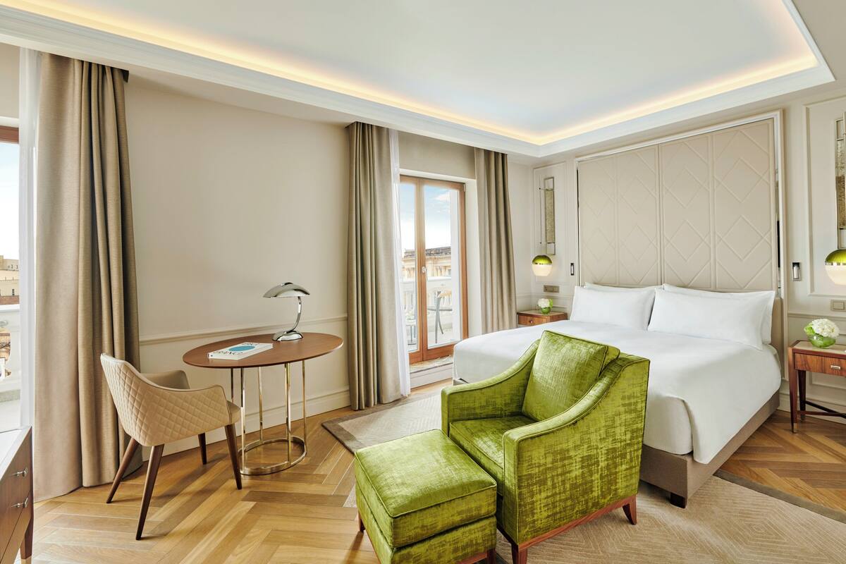 经典客房, 1 张特大床 (Furnished Balcony) | 高档床上用品、迷你吧、客房内保险箱、办公桌