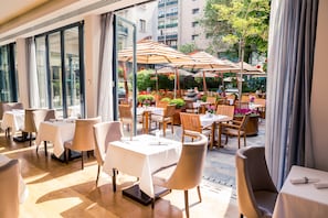 Petit déjeuner buffet (23 EUR par personne)