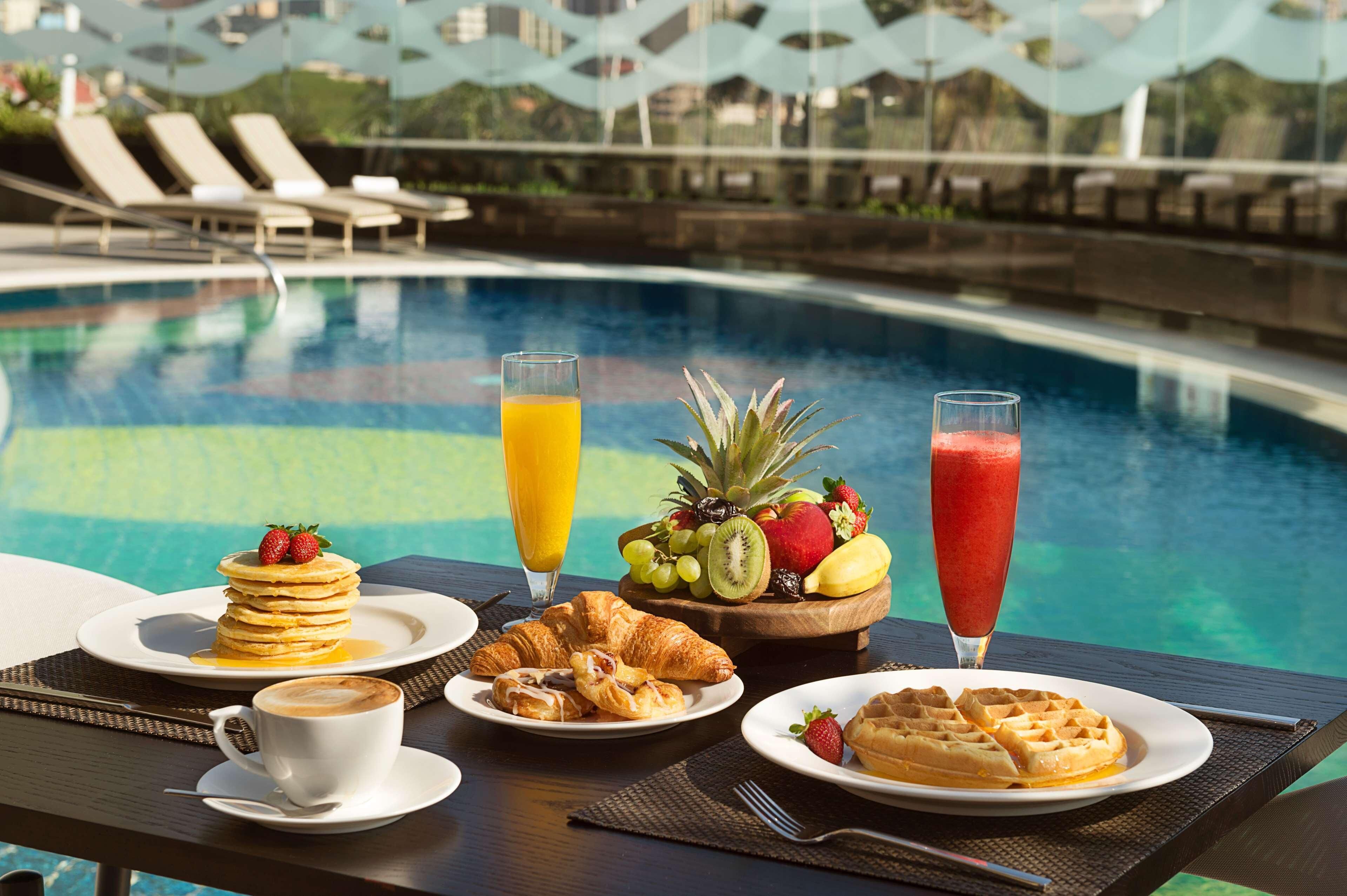 Ulkouima-allas, aurinkovarjoja, aurinkotuoleja