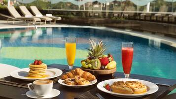 Ulkouima-allas, aurinkovarjoja, aurinkotuoleja