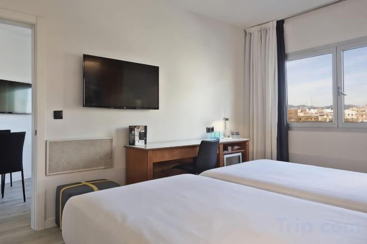 Premium bedding, down comforters, minibar, in-room safe