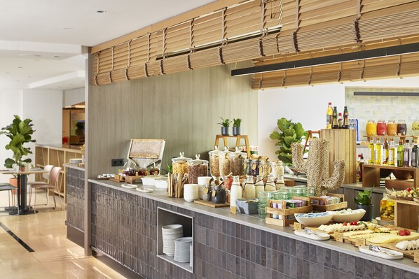 Un espace buffet proposant une variété de plats et d'accompagnements.
