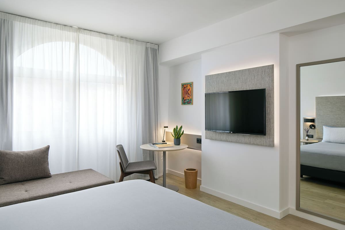 1 bedroom, premium bedding, down comforters, minibar