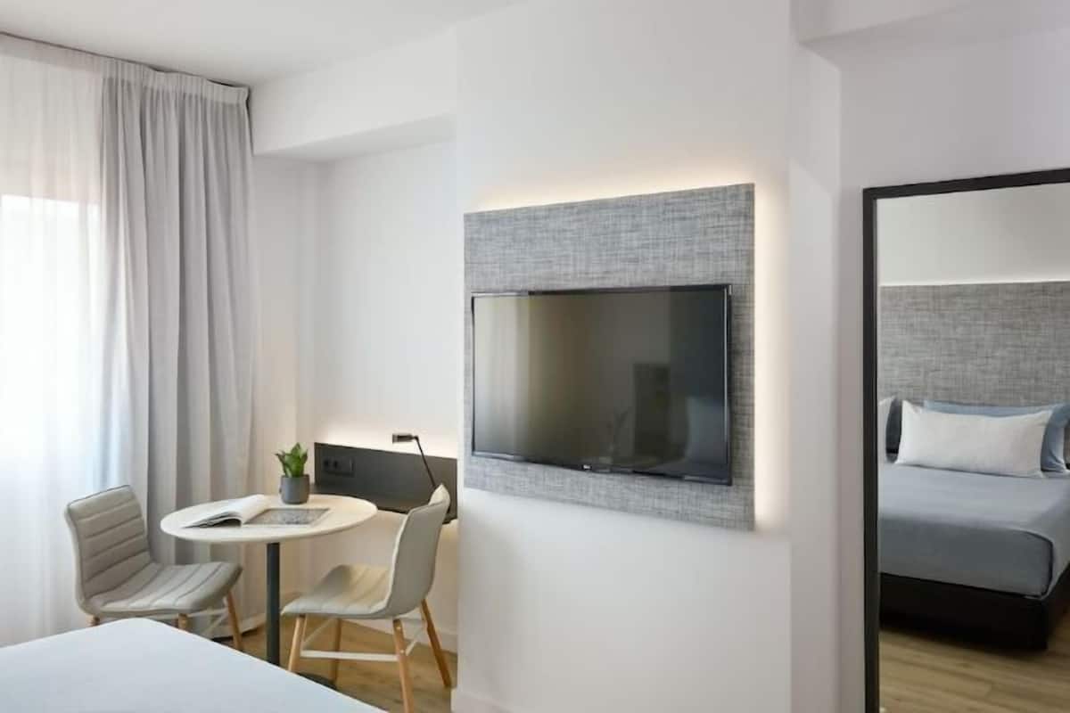 1 bedroom, premium bedding, down comforters, minibar