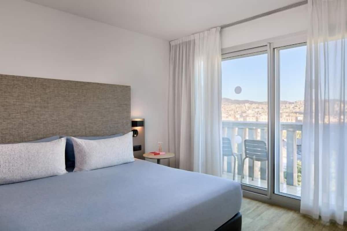 1 bedroom, premium bedding, down comforters, minibar