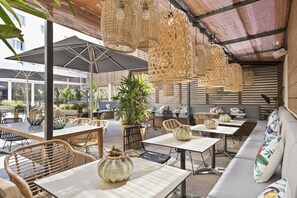 Outdoor dining - INNSiDE by Melia Barcelona Apolo (Barcelona)