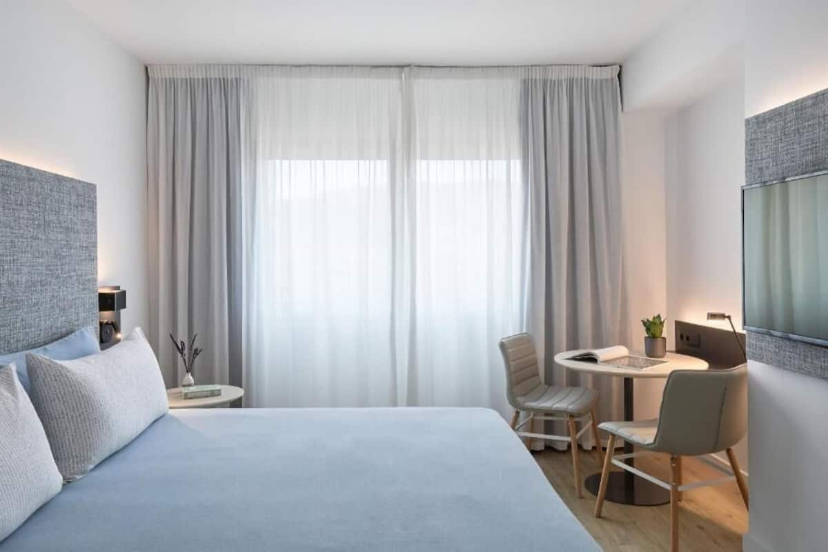 Hochwertige Bettwaren, Daunenbettdecken, Minibar, Zimmersafe