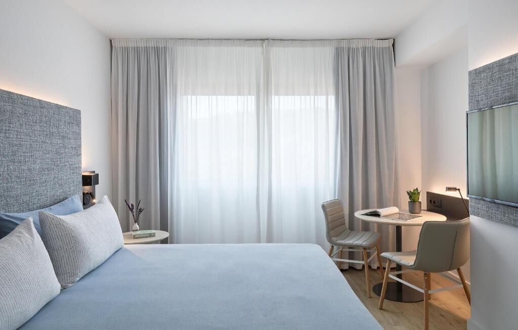 Sengetøy av topp kvalitet, dundyner, minibar og safe på rommet