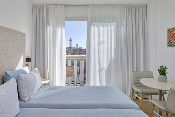 Ropa de cama de alta calidad, cubrecamas y minibar
