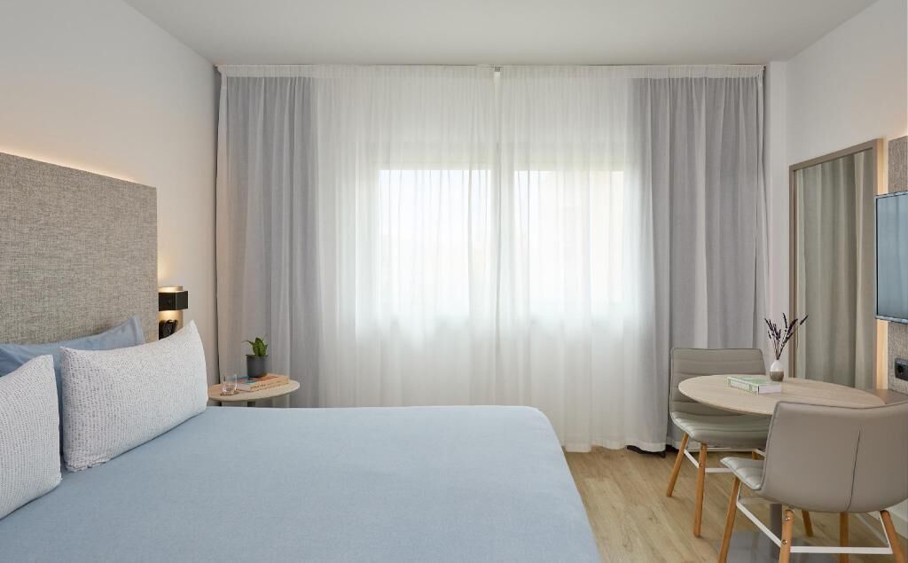 Sengetøy av topp kvalitet, dundyner, minibar og safe på rommet