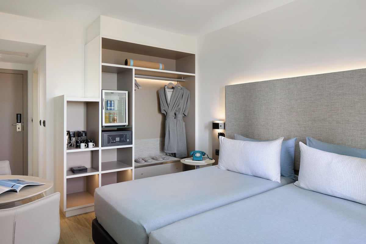 1 bedroom, premium bedding, down comforters, minibar
