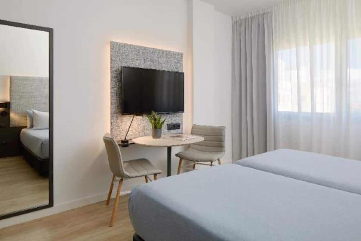 1 bedroom, premium bedding, down comforters, minibar
