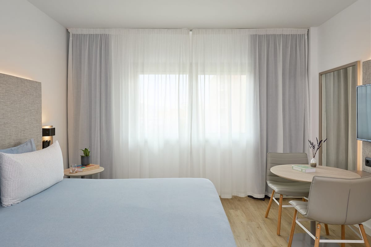 1 bedroom, premium bedding, down comforters, minibar