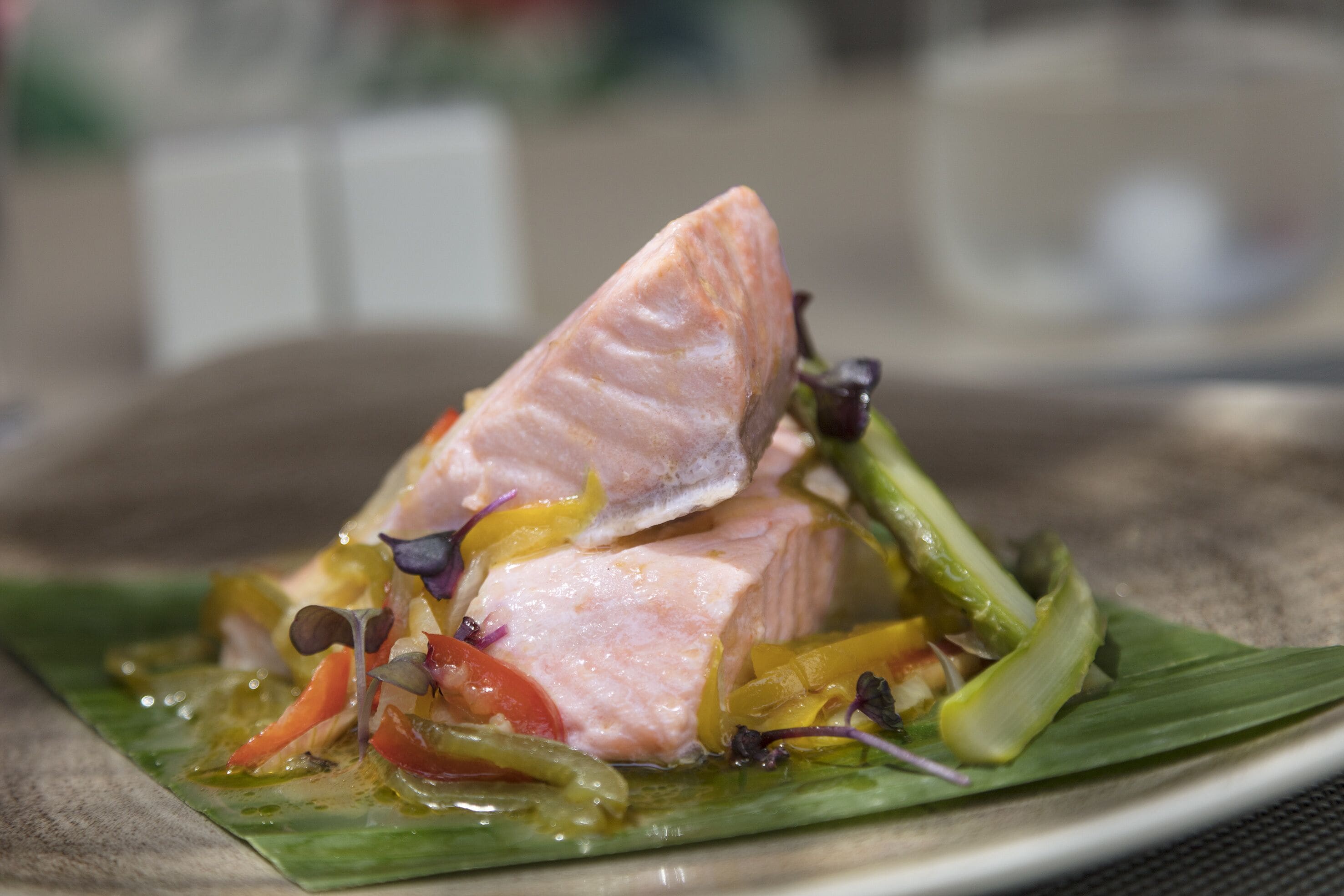 Un plato de salmón con verduras.