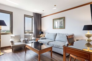 Suite – junior, 1 kingsize-seng, ikke-røyk (Living Room) | Minibar, safe på rommet, skrivebord og skrivebord for bærbar PC