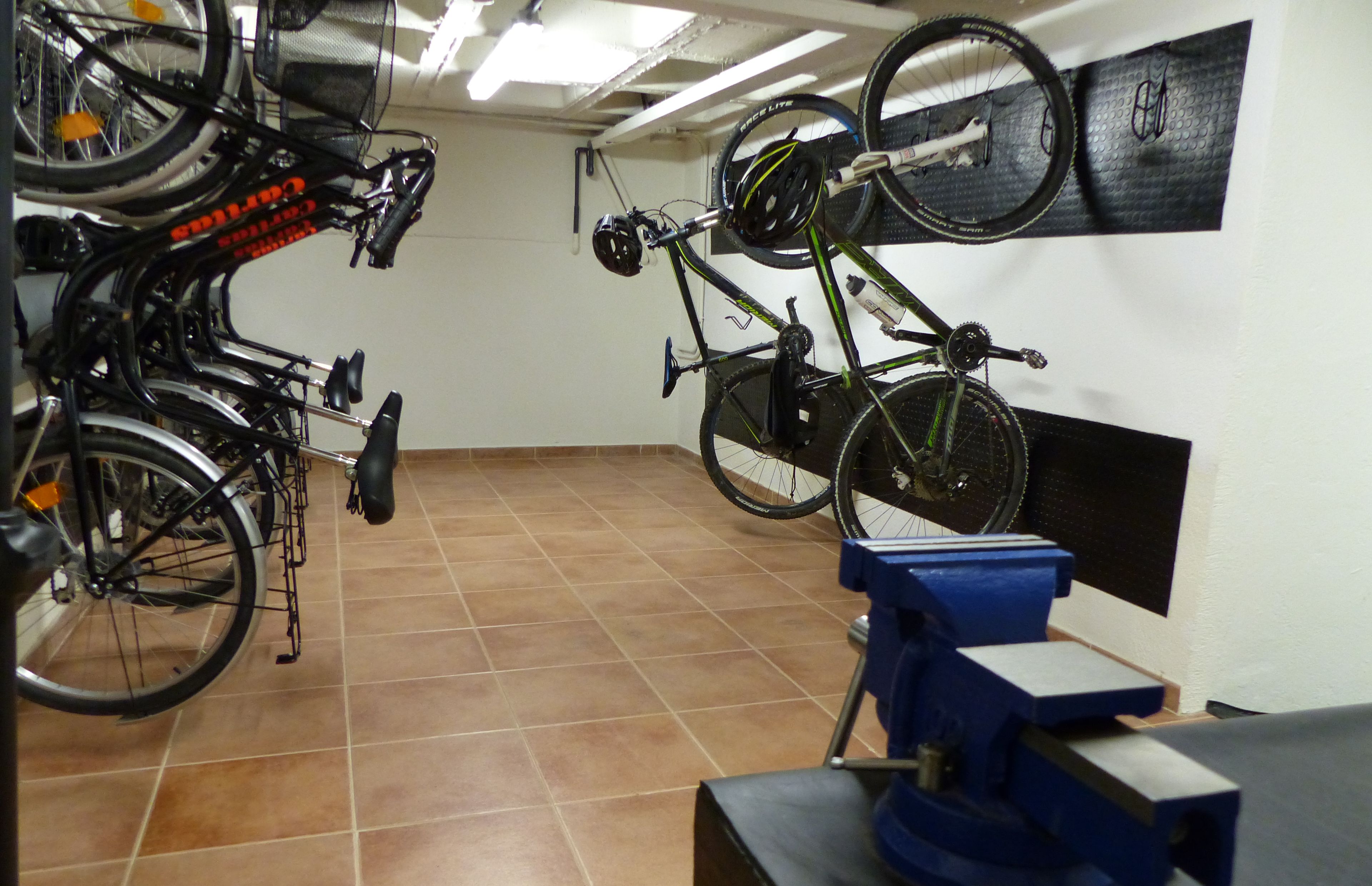 Een fietsreparatiestation met gereedschap en een werkbank.