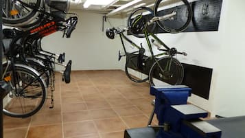 Una estación de reparación de bicicletas con herramientas y un banco de trabajo.