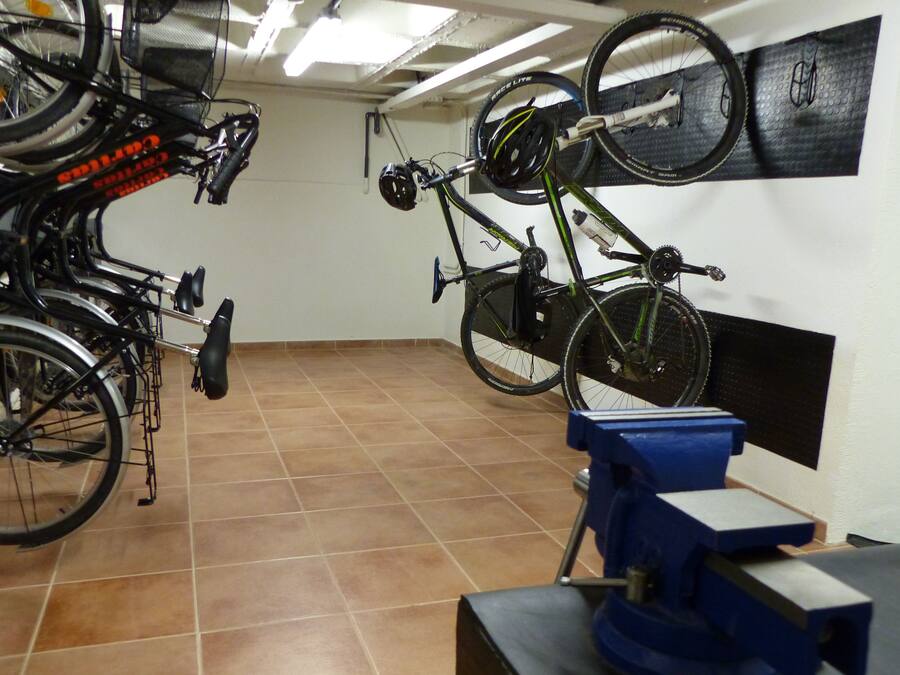 Una estación de reparación de bicicletas con herramientas y un banco de trabajo.