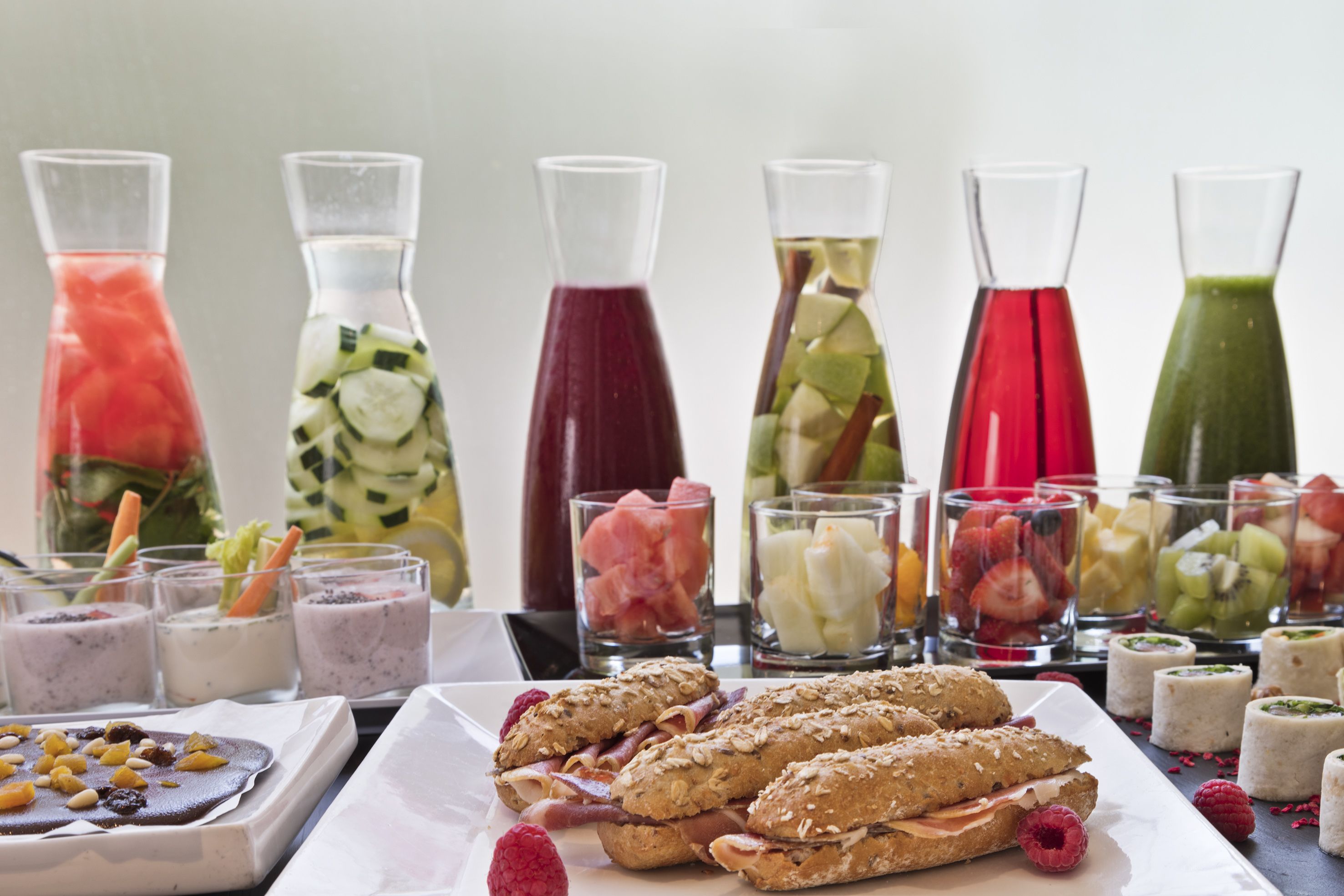 Un bufé con diferentes alimentos y bebidas.
