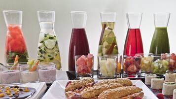 Un bufé con diferentes alimentos y bebidas.