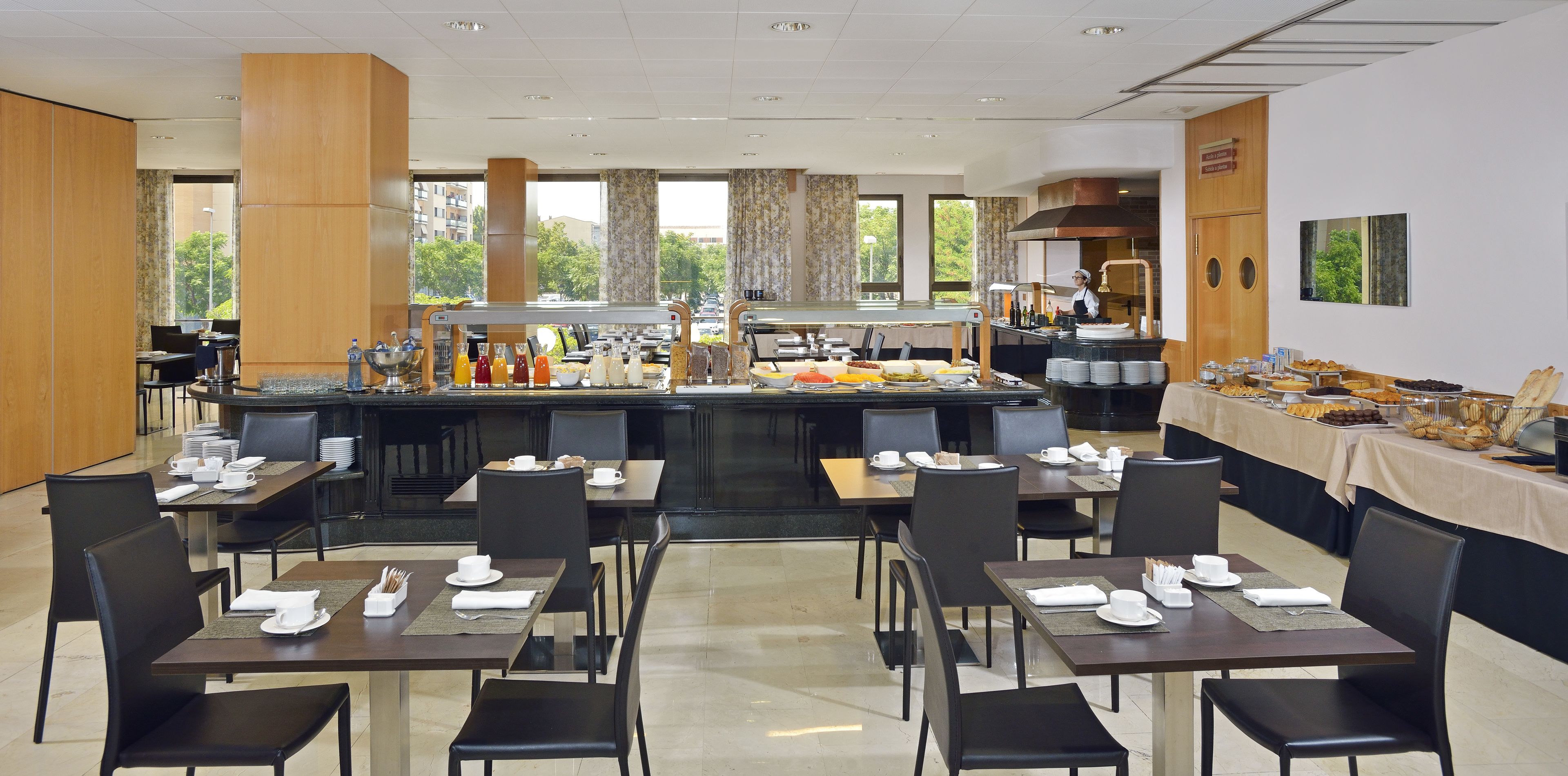 Päivittäinen buffetaamiainen (16 EUR per henkilö)