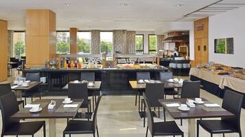 Päivittäinen buffetaamiainen (16 EUR per henkilö)