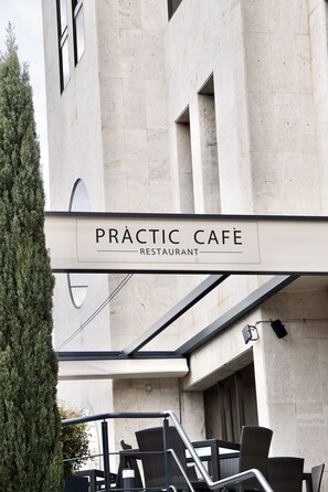 A sign for 'Practic Cafe Restaurant' with outdoor seating. - Best Western Premier CMC Girona (Girona)