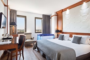 Minibar, in-room safe, desk, laptop workspace - Best Western Premier CMC Girona (Girona)