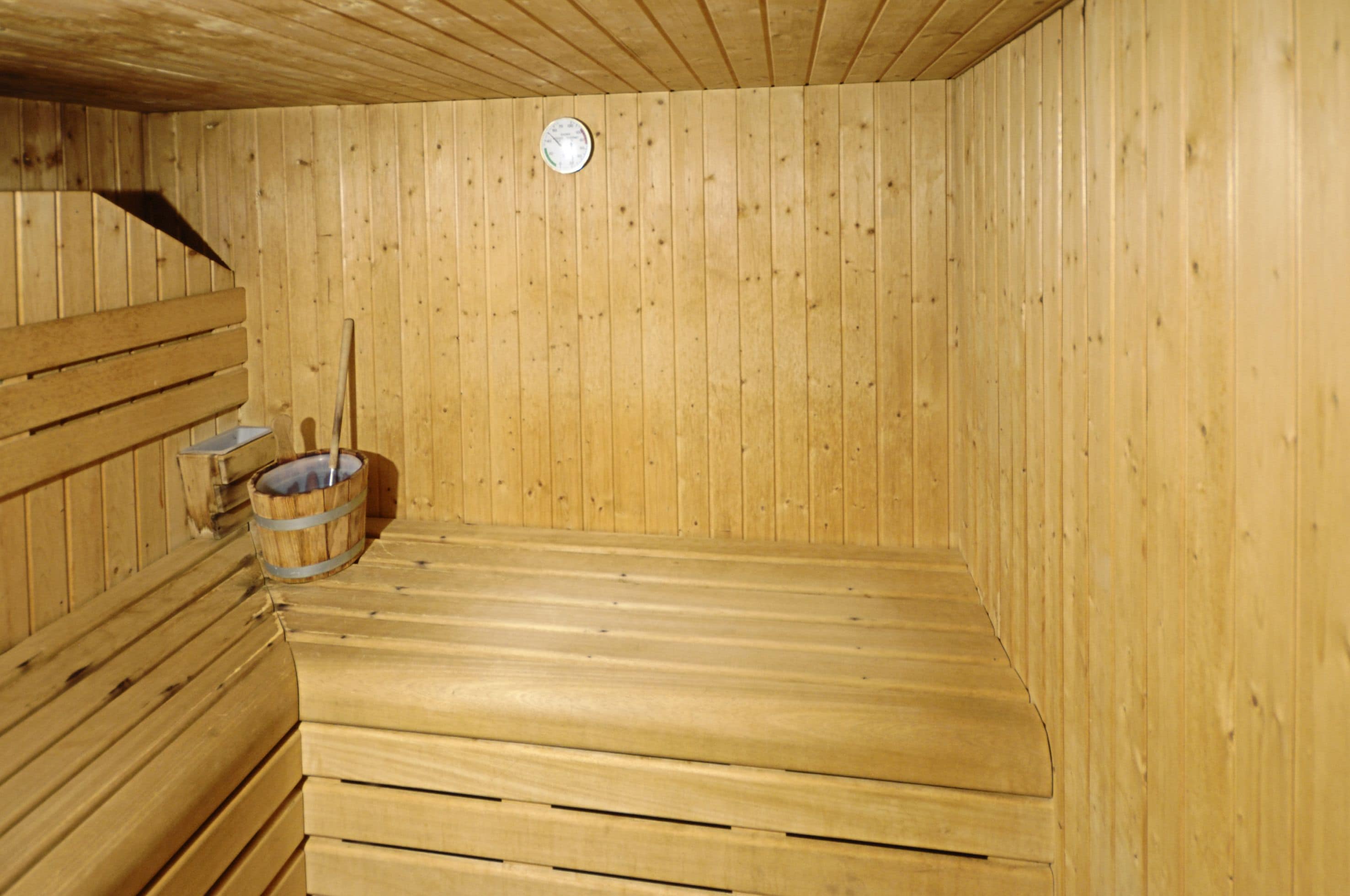 Et sauna-rum med trævægge og bænke.