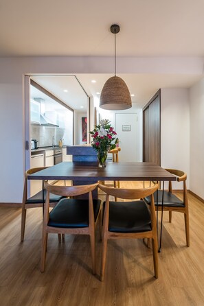 Family Apartment, 1 Bedroom (4 Personas) | Living area | 32-inch TV with digital channels - Pierre & Vacances Apartamentos Edificio Eurobuilding 2 (Madrid)