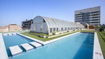 Una piscina al aire libre de temporada