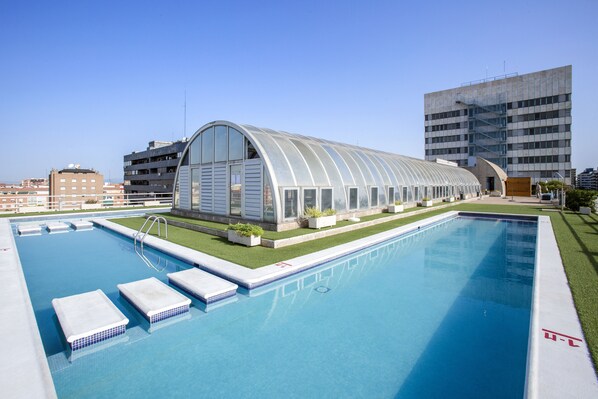 Una piscina al aire libre de temporada