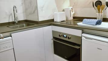 Apartment, 2 Bedrooms | Private kitchen