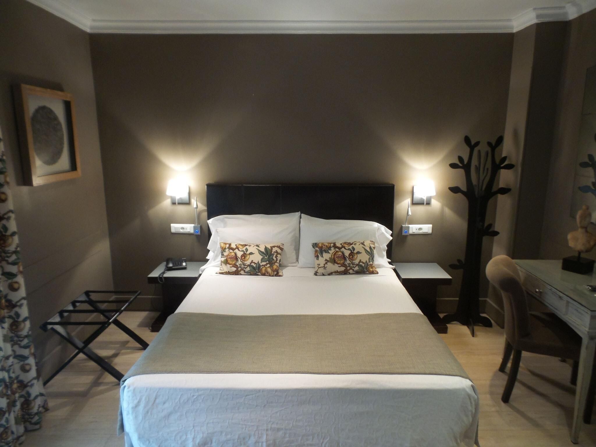 Down comforters, in-room safe, desk, blackout drapes
