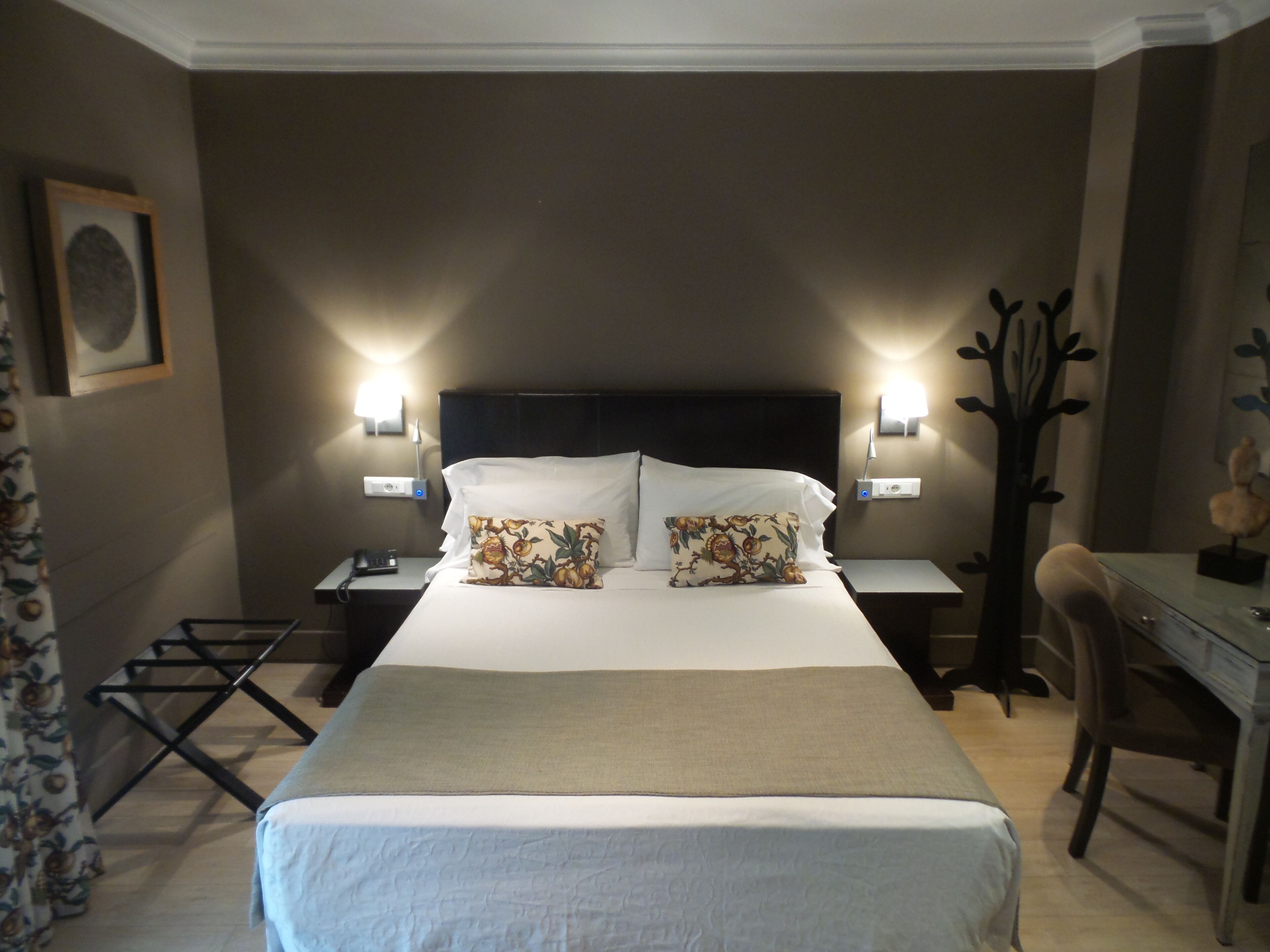 double room, 1 double bed | down duvets, in-room safe, desk, blackout curtains