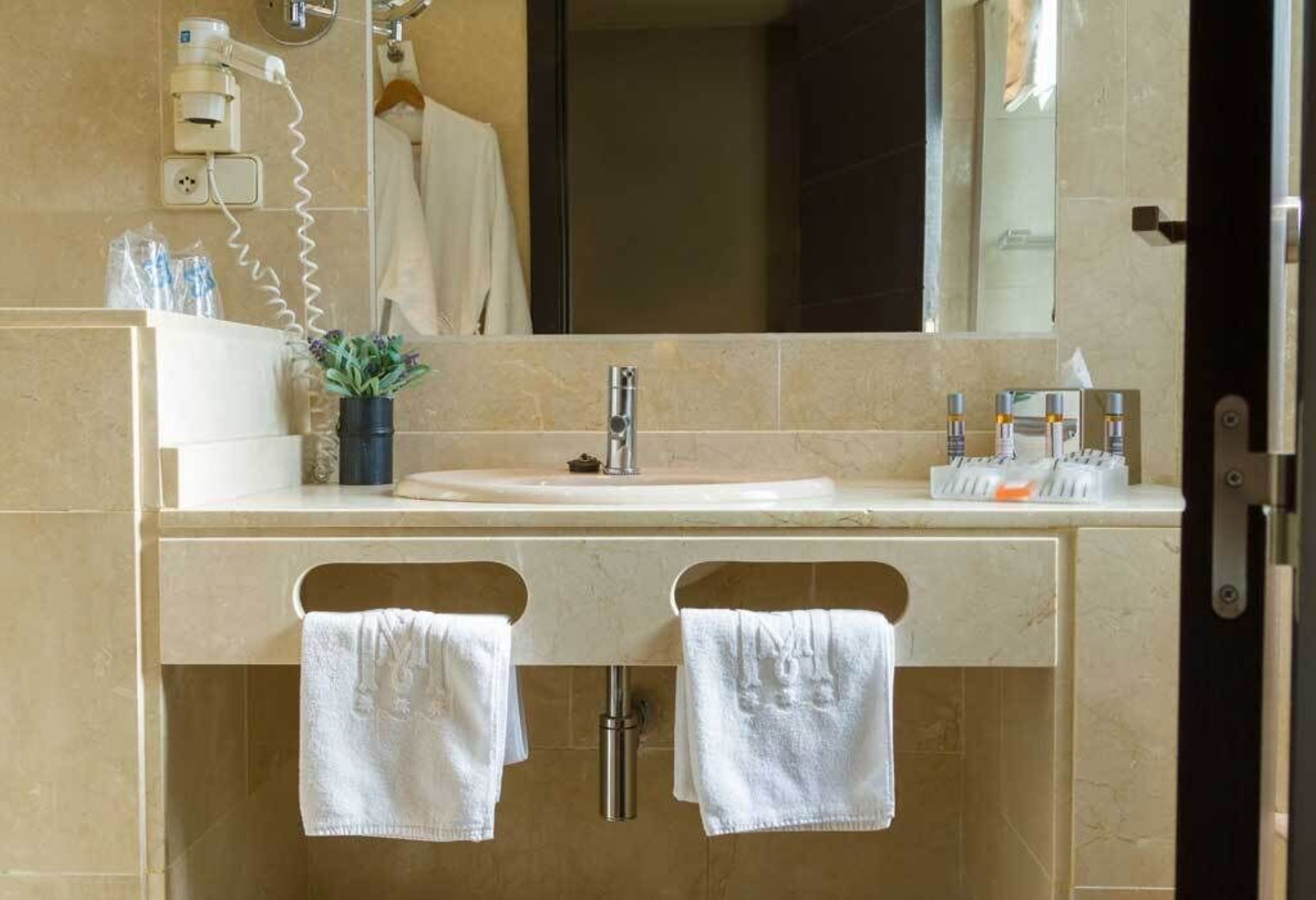 double room, 1 double or 2 single beds, terrace (frontal) | bathroom | free toiletries, hair dryer, towels, soap