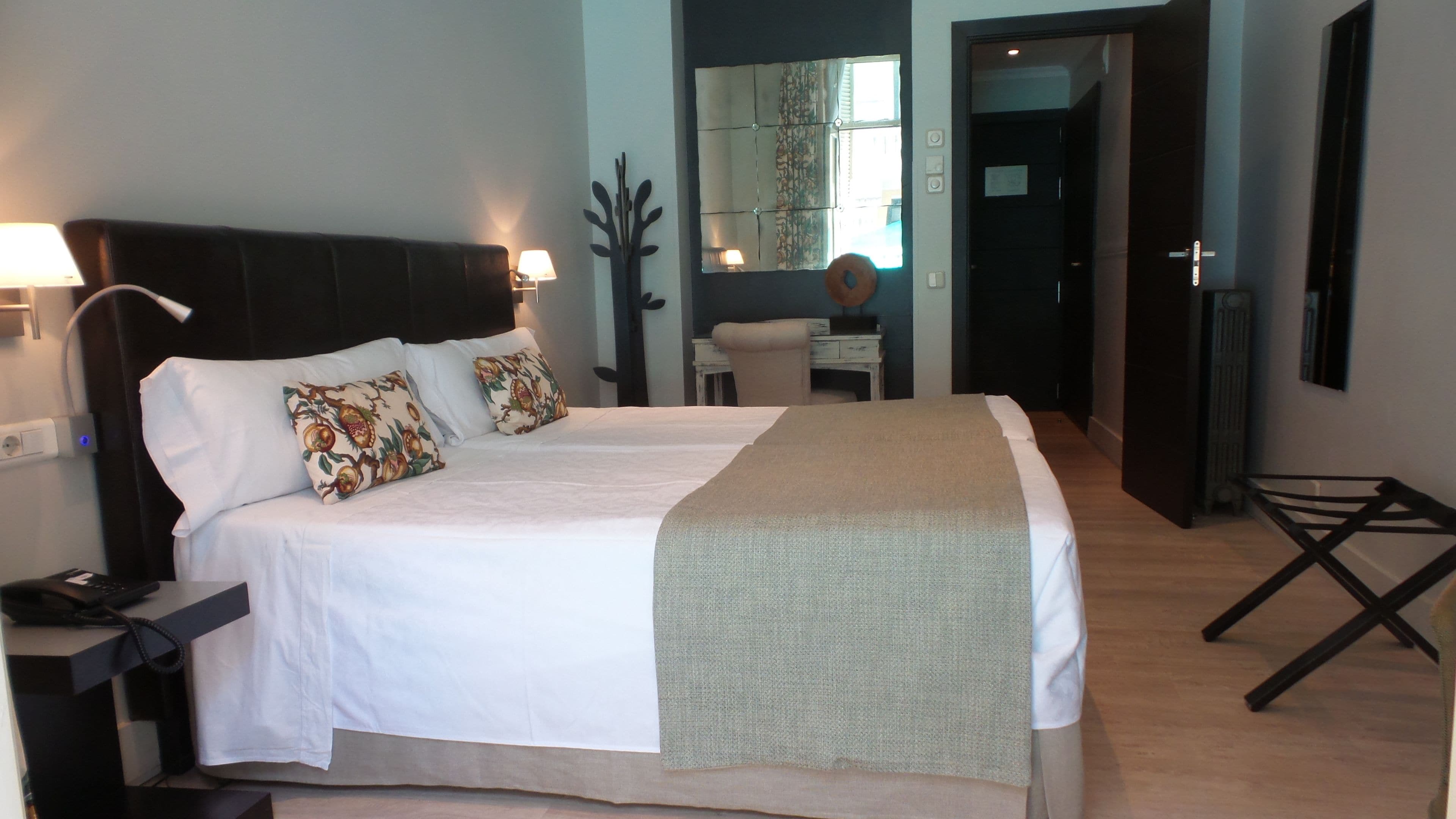 Cubrecamas, caja de seguridad en la habitación y escritorio 