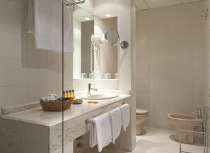 Free toiletries, hair dryer, towels, soap - Hotel Moderno Puerta del Sol (Madrid)