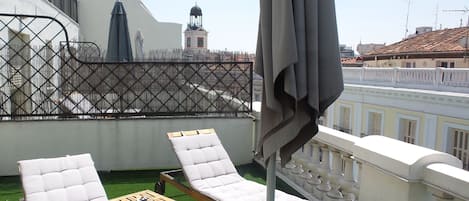 Quarto casal, 1 cama de casal ou 2 camas de solteiro, terraço (Frontal) | Vista para a cidade