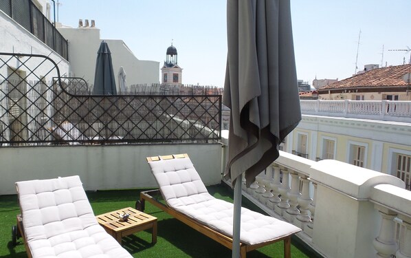 Doppelzimmer, 1 Doppelbett oder 2 Einzelbetten, Terrasse (Frontal) | Blick auf die Stadt