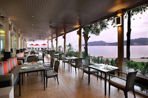 2 restaurants, lunch, dinner, brunch served; international cuisine