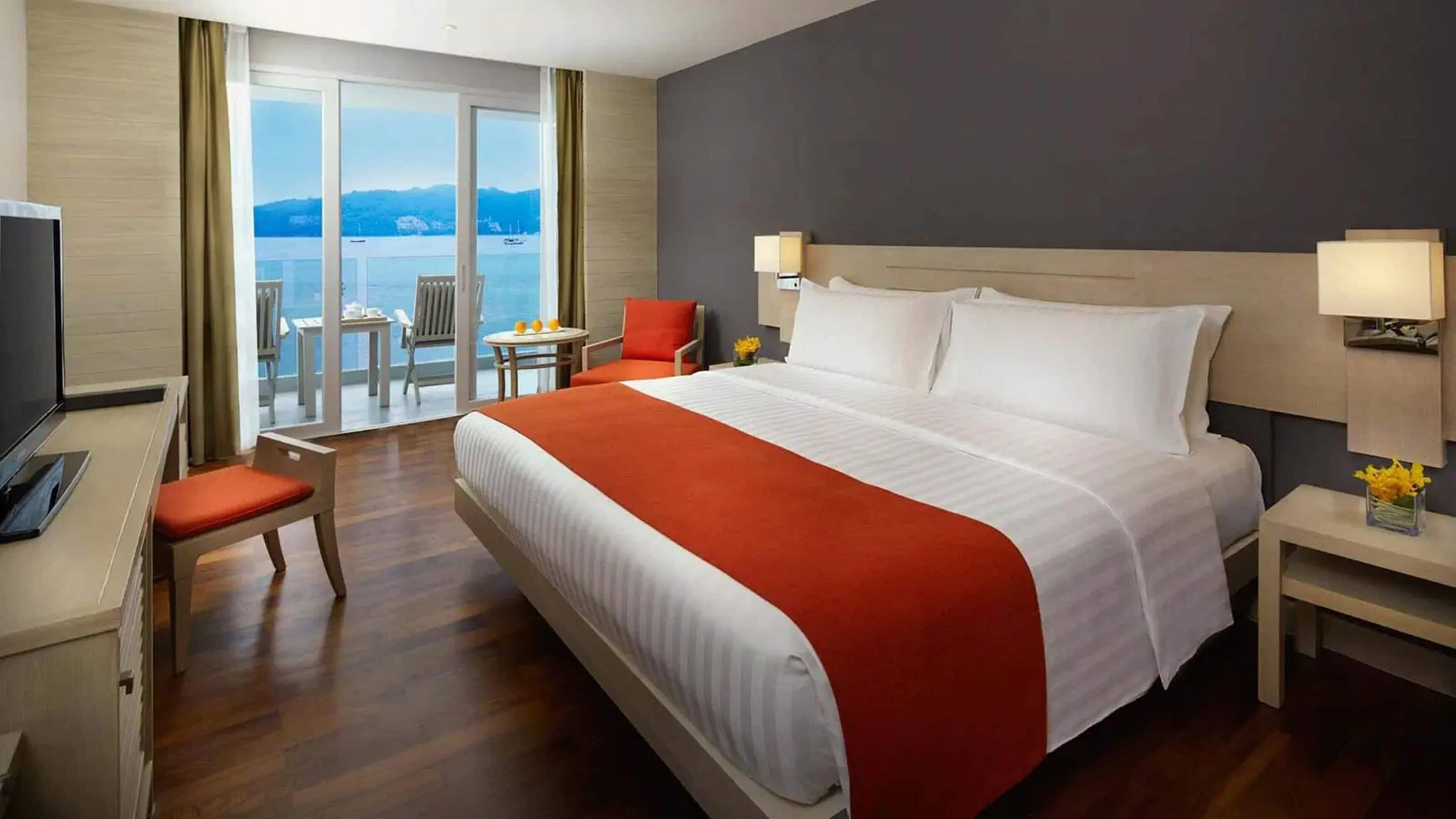 Superior Ocean Front Balcony King | Minibar, in-room safe, desk, laptop workspace