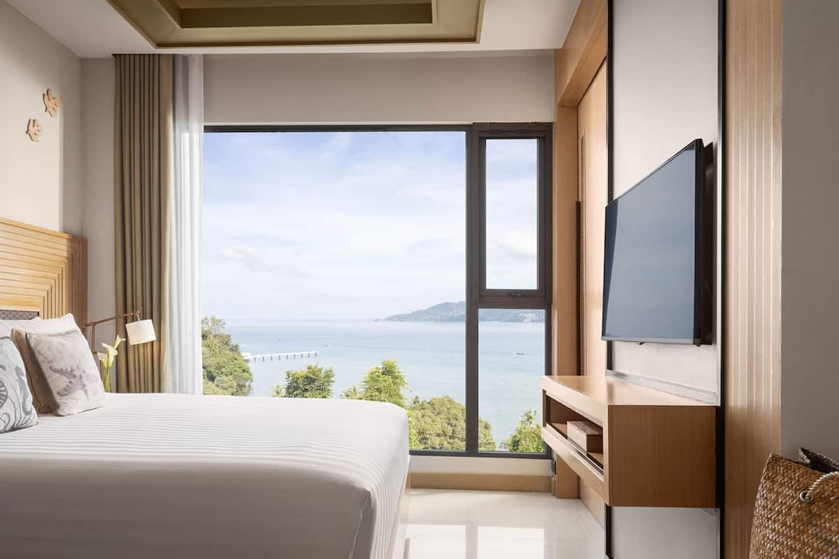 One Bedroom Suite Ocean View Coral Lounge | Minibar, in-room safe, desk, laptop workspace