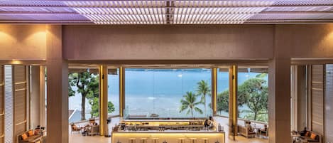 2 restaurants, lunch, dinner, brunch served; international cuisine