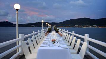 2 restaurants; lunch, dinner and brunch served