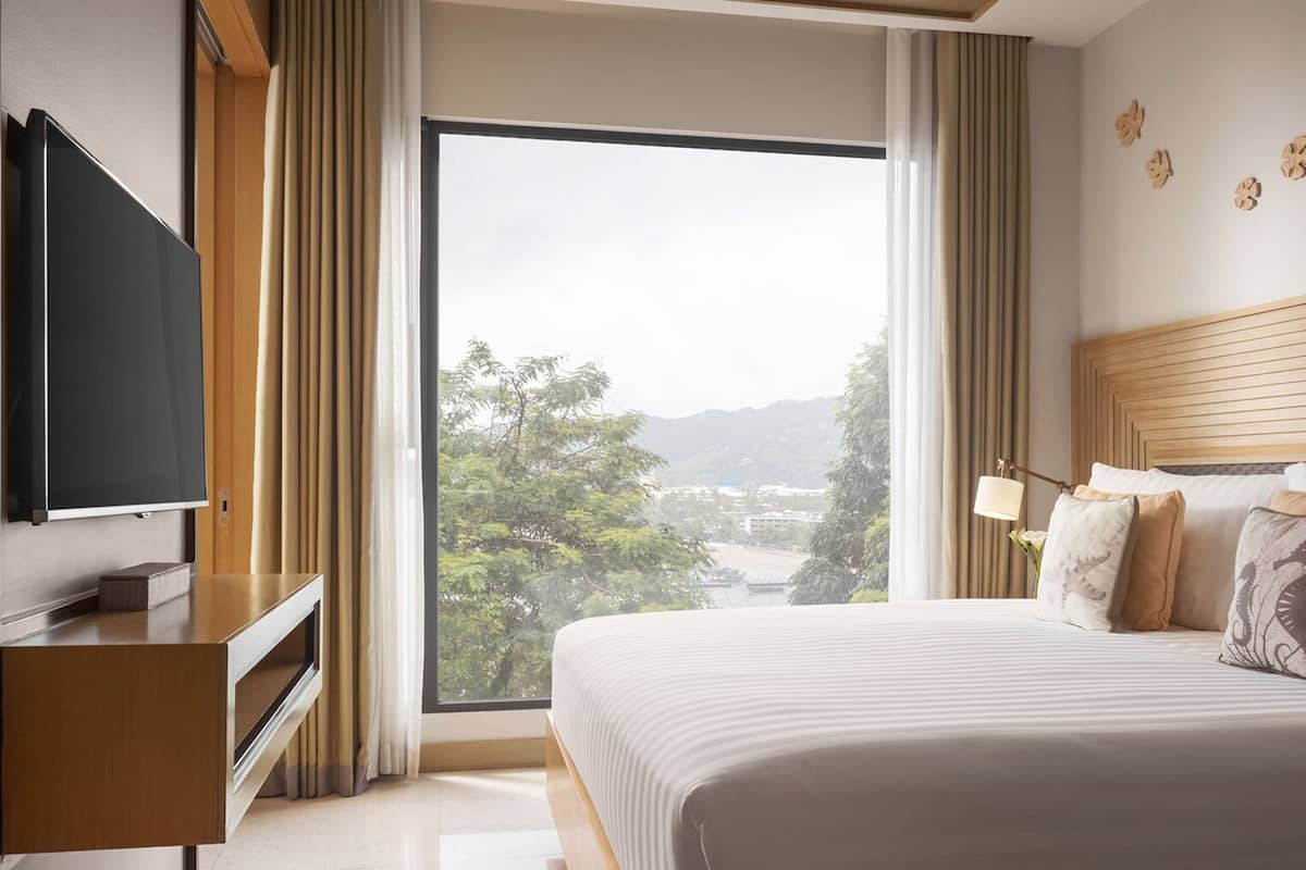 One Bedroom Suite Ocean Coral Lounge | Minibar, in-room safe, desk, laptop workspace